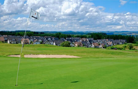 Golfbaan met op de achtergrond Roompot Ferienresort Cochem