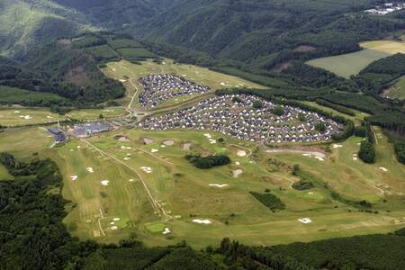 Luchtfoto van vakantiepark Roompot Ferienresort Cochem en omgeving