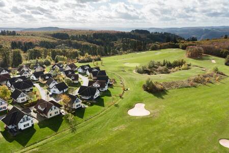 Luchtfoto van Roompot Ferienresort Cochem, de golfbaan en omgeving