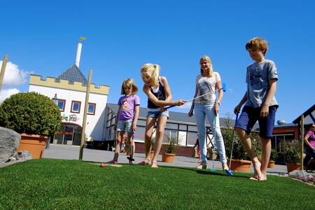 Kinderen aan het golfen op de minigolfbaan van Roompot Ferienresort Cochem