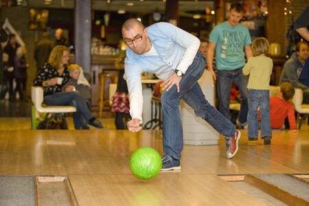 Mensen bowlen op de bowlingbaan van vakantiepark Roompot Hof Domburg