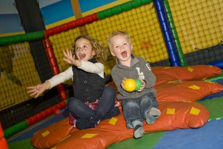 Kinderen spelen in de indoor speeltuin op vakantiepark Roompot Hof Domburg