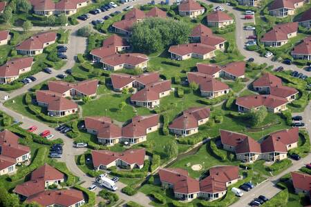 Luchtfoto met vakantiehuizen op vakantiepark Roompot Hof Domburg