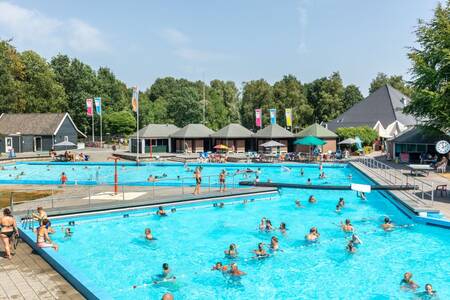 Mensen in het buitenbad op vakantiepark Roompot Hunzepark