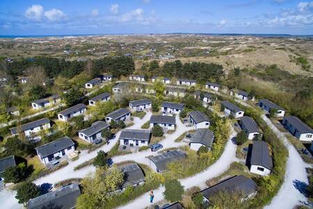 Luchtfoto van chalets op vakantiepark Roompot Kustpark Egmond aan Zee