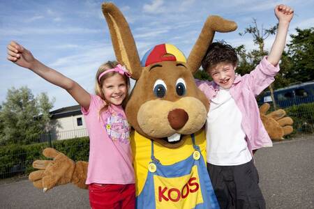 2 Kinderen met Koos konijn op vakantiepark Roompot Kustpark Egmond aan Zee