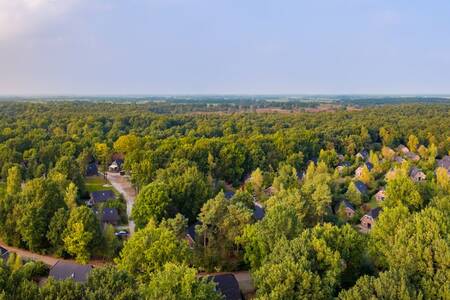 Luchtfoto van vakantiepark Roompot Landgoed Het Grote Zand in een bosrijke omgeving