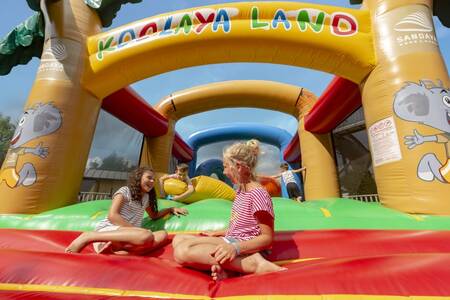 kinderen spelen op een springkussen op vakantiepark Roompot Le Ranolien
