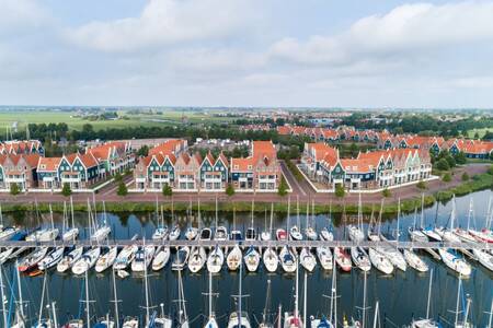 De jachthaven en vakantiehuizen op vakantiepark Roompot Marinapark Volendam