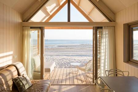 Uitzicht vanuit een Beach House over het strand op vakantiepark Roompot Noordzee Resort Vlissingen