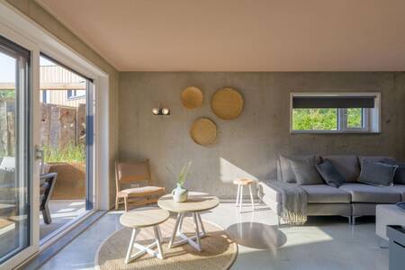 Grote glazen schuifpui in een luxe villa op vakantiepark Roompot Noordzee Resort Vlissingen