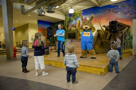 Kinderen bij het Koos konijn entertainment op Roompot Noordzee Résidence Cadzand-Bad