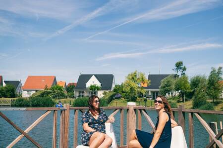 vrouwen op het terras voor vakantiehuizen op Roompot Noordzee Résidence Cadzand-Bad