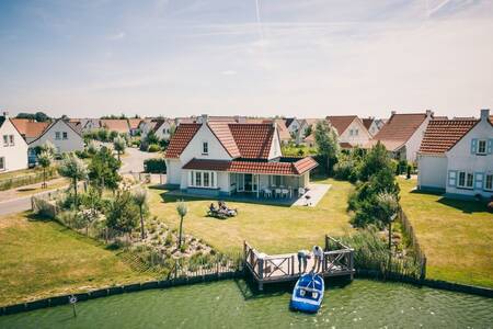 Vakantiehuizen en een steiger op vakantiepark Roompot Noordzee Résidence Cadzand-Bad