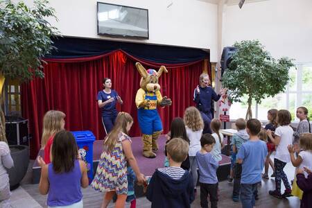 Het Koos konijn entertainment op vakantiepark Roompot Noordzee Résidence De Banjaard