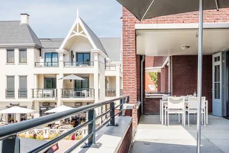 Balkon van een appartement op vakantiepark Roompot Noordzee Résidence Dishoek