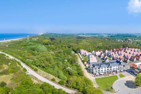 Luchtfoto van vakantiepark Roompot Noordzee Résidence Dishoek, duinen en het Noordzeestrand