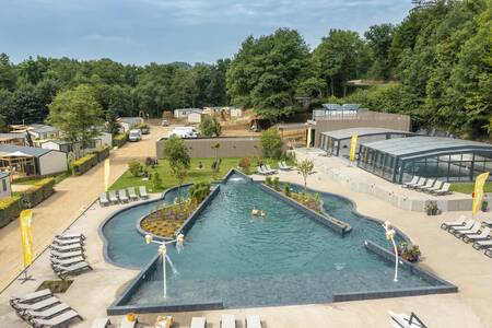 Mensen zwemmen in het buitenbad van vakantiepark Roompot Parc la Clusure