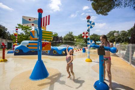 Kinderen spelen in de waterspeeltuin op vakantiepark Roompot Plein Air des Chênes