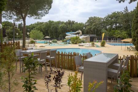 Terras bij het zwembad van vakantiepark Roompot Plein Air des Chênes
