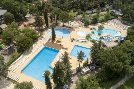 Diverse buitenbaden in het zwemparadijs op vakantiepark Roompot Plein Air des Chênes