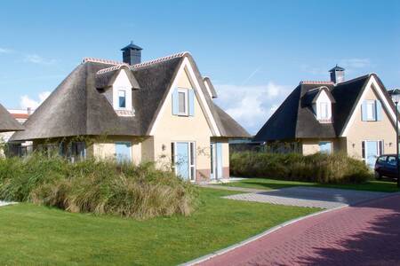 Vrijstaande luxe villa's met rieten dak op vakantiepark Roompot Resort Duynzicht