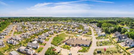 Luchtfoto van vakantiehuizen op vakantiepark Roompot Strandpark Duynhille