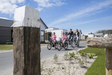 Mensen fietsen over vakantiepark Roompot Strandpark Duynhille