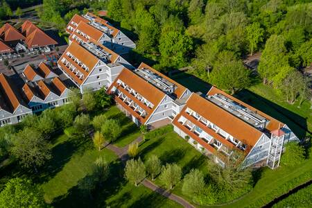 Luchtfoto van appartementengebouwen op Roompot Vakantiepark Aquadelta