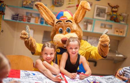 kinderen aan het knutselen met Koos konijn op Roompot Vakantiepark Aquadelta