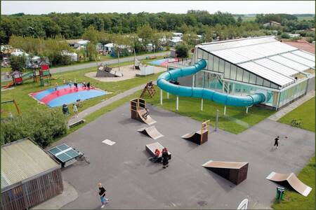 Skatebaan naast het zwembad en speeltuin op Roompot Vakantiepark Callassande