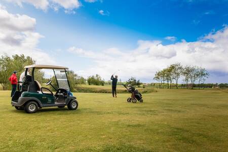 Mensen aan het golfen op de golfbaan vlakbij Roompot Vakantiepark Emslandermeer