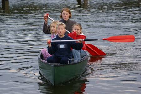 Mensen in een kano op het water op Roompot Vakantiepark Emslandermeer