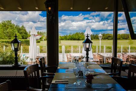 Restaurant met een terras op vakantiepark Roompot Vakantiepark Emslandermeer