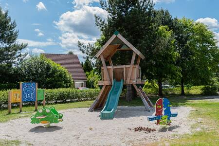 Een speeltuin met speeltoestellen en glijbaan op Roompot Vakantiepark Emslandermeer