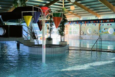 Het binnenbad met grote wateremmers op Roompot Vakantiepark Emslandermeer