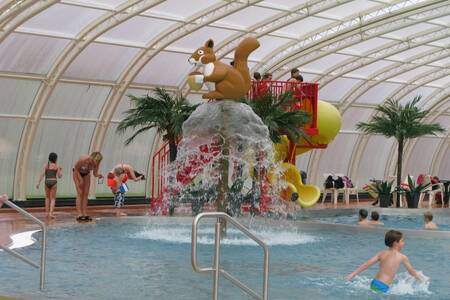 Glijbaan in het zwembad van Roompot Vakantiepark Herperduin