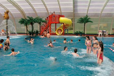 Mensen zwemmen in het zwembad op Roompot Vakantiepark Herperduin