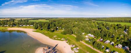 Luchtfoto van het recreatiemeer en vakantiehuizen op Roompot Vakantiepark Hunzedal