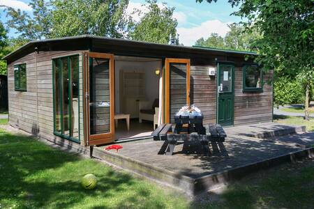 Chalet met een picknicktafel op de veranda op Roompot Vakantiepark Kijkduin