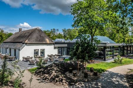 Het buitenterras bij het restaurant op Roompot Vakantiepark Schaijk