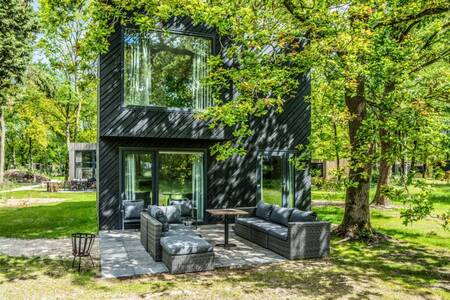 Vrijstaande villa met loungeset in de tuin op Roompot Vakantiepark Schaijk