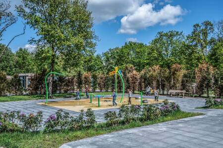 Kinderen aan het spelen in de waterspeeltuin van Roompot Vakantiepark Schaijk