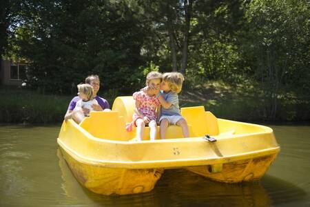 Gezin op een waterfiets op Roompot Vakantiepark Weerterbergen