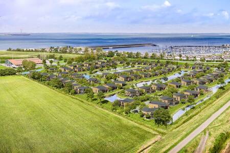 Luchtfoto van vakantiepark Roompot Water Village en de Oosterschelde