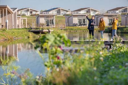 Mensen op een steiger op vakantiepark Roompot Water Village