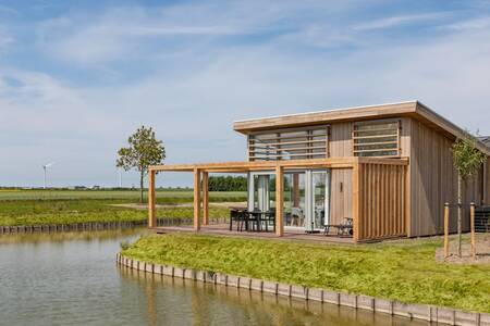 Vakantiehuis met terras aan het water op vakantiepark Roompot Water Village