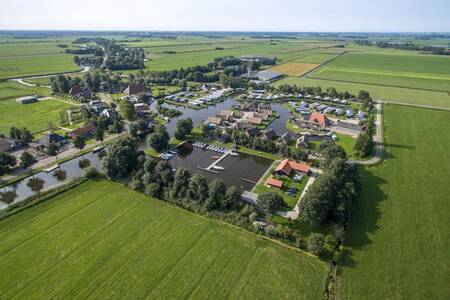 Luchtfoto van vakantiepark Roompot Waterpark Terkaple