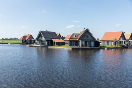 Vakantiehuizen aan het water op het kleinschalige vakantiepark Roompot Waterstaete Ossenzijl