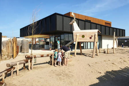 Kinderen in de speeltuin bij het restaurant op vakantiepark Roompot Zandvoort
